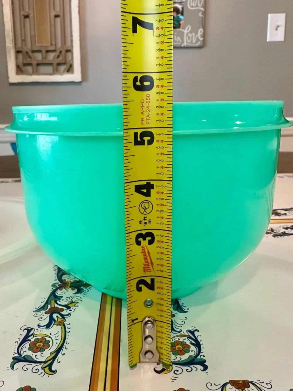 vintage Tupperware Crisp It Lettuce Keeper (Model #1424) in a bright jadeite/min